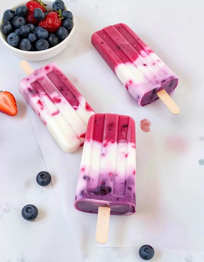 Easy berry popsicles with strawberry and blueberry puree