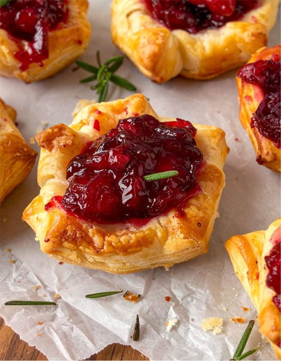 Easy cranberry brie bites with cheese and cranberry sauce